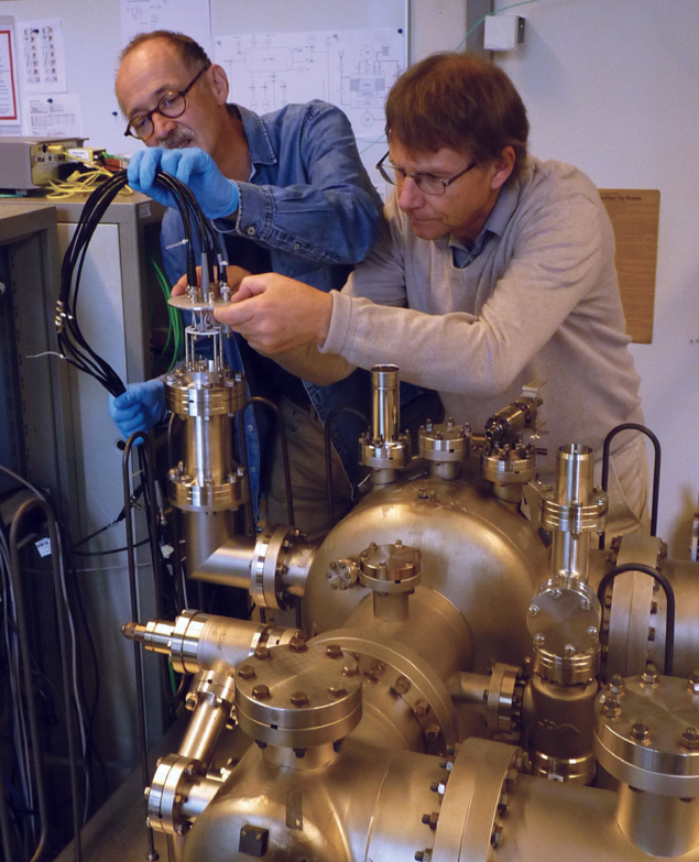 PTB scientists Karl Jousten and Claus Illgen